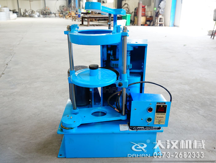 拍擊式標(biāo)準(zhǔn)振篩機(jī)具備拍擊和往復(fù)運(yùn)動(dòng)，物料下料快，篩面不易堵塞